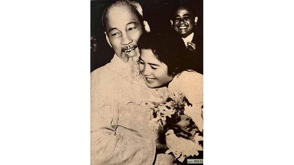 Bức ảnh chụp nghệ sĩ Trà Giang tặng hoa cho Bác Hồ tại Đại hội Văn nghệ toàn quốc năm 1962. Ảnh trong bài | NVCC