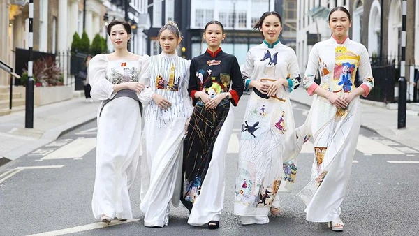 Các mẫu áo dài từ vải gai xanh của NTK Lan Hương tại một sự kiện thời trang ở London (Anh).