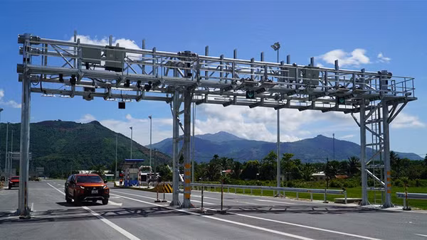 Mô hình thu phí tự động không dừng đa làn tự do không barie đầu vào (free-flow) lần đầu tiên được áp dụng ở Việt Nam tại cao tốc Nha Trang-Cam Lâm do đội ngũ kỹ sư người Việt của ELCOM thiết kế, sản xuất.