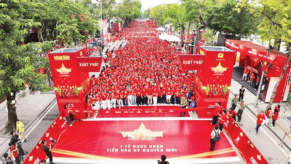 Chương trình đi bộ toàn quốc “Cùng Việt Nam tiến bước”.