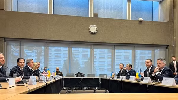 Bộ trưởng ngoại giao Mỹ Marco Rubio và Chánh Văn phòng Tổng thống Ukraine Andriy Yermak cùng các thành viên khác của phái đoàn Mỹ và Ukraine đàm phán tại Geneva, Thụy Sĩ vào ngày 23/11. Ảnh | Reuters