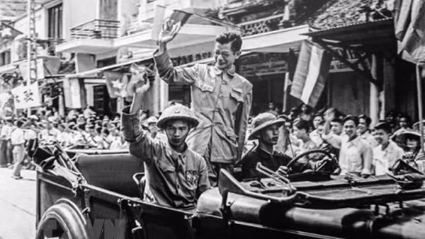 Phó Chủ tịch Ủy ban Quân chính Hà Nội Trần Duy Hưng (người đứng trên xe) từ Việt Bắc tiến về tiếp quản Thủ đô năm 1954. Ảnh | TTXVN