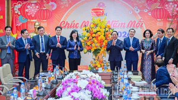 Đồng chí Trịnh Văn Quyết, Ủy viên Bộ Chính trị, Bí thư Trung ương Đảng, Trưởng ban Tuyên giáo và Dân vận Trung ương tặng hoa chúc mừng cán bộ, nhân viên ngành Y tế. 