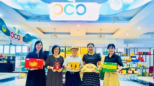 Phó Giáo sư, Tiến sĩ Trần Ninh người phát hiện ra 25 loại trà hoa vàng.