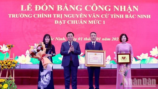 Đồng chí Nguyễn Xuân Thắng, Ủy viên Bộ Chính trị, Giám đốc Học viện Chính trị quốc gia Hồ Chí Minh, Chủ tịch Hội đồng Lý luận Trung ương trao Bằng công nhận và chúc mừng Trường Chính trị Nguyễn Văn Cừ tỉnh Bắc Ninh đạt chuẩn mức 1. (Ảnh: AN TRÂN)