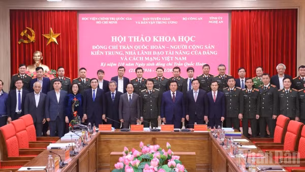 Các đại biểu chụp ảnh lưu niệm tại hội thảo. (Ảnh: PHẠM CƯỜNG)