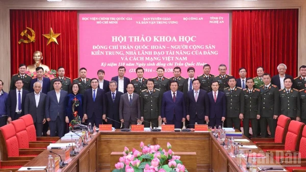 Các đại biểu chụp ảnh lưu niệm tại hội thảo. (Ảnh: PHẠM CƯỜNG)