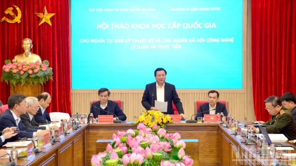 Đồng chí Nguyễn Xuân Thắng, Ủy viên Bộ Chính trị, Giám đốc Học viện Chính trị quốc gia Hồ Chí Minh, Chủ tịch Hội đồng Lý luận Trung ương phát biểu tại Hội thảo. (Ảnh: PHẠM CƯỜNG)