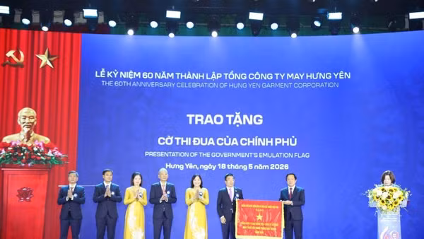 Bí thư Tỉnh ủy Hưng Yên Phạm Quang Ngọc tặng Cờ thi đua của Chính phủ cho Tổng công ty May Hưng Yên.