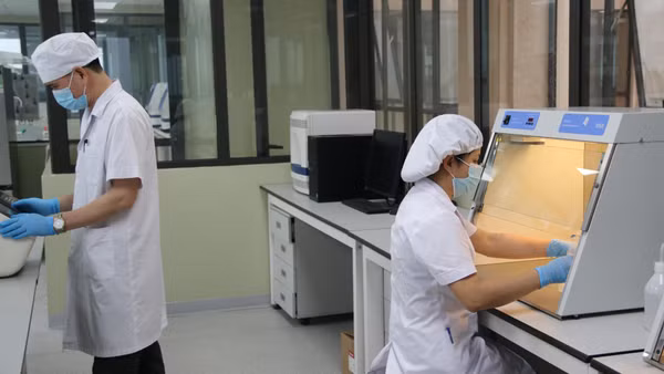 Cán bộ, kỹ thuật viên Khoa Xét nghiệm Sinh học, Viện Pháp y Quân đội thực hiện quy trình giám định ADN hài cốt liệt sĩ.