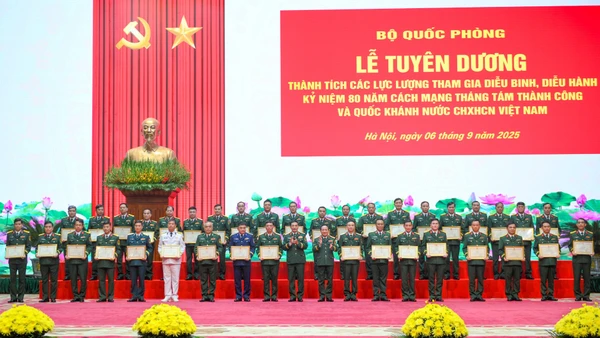 Đại tướng Phan Văn Giang và Đại tướng Trịnh Văn Quyết tặng thưởng Bằng khen cho các cá nhân, tập thể.