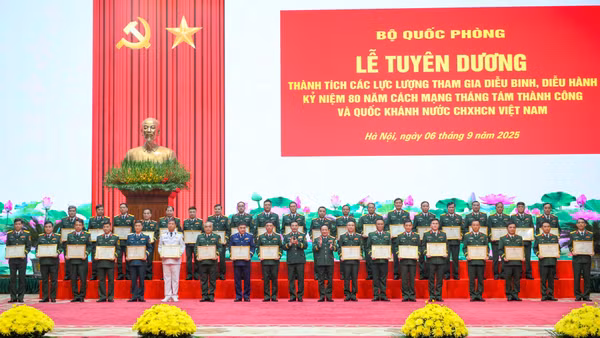 Đại tướng Phan Văn Giang và Đại tướng Trịnh Văn Quyết tặng thưởng Bằng khen cho các cá nhân, tập thể.