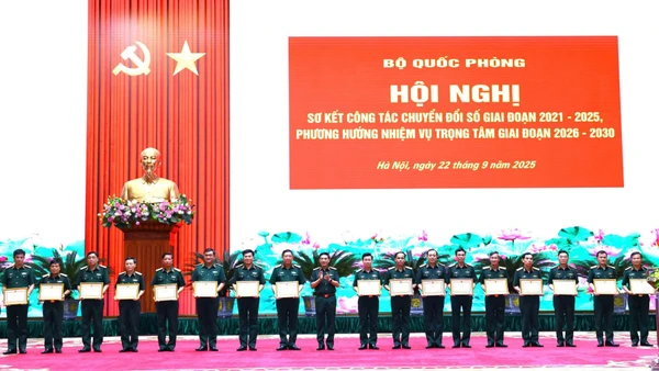 Khen thưởng các đơn vị, cá nhân có thành tích xuất sắc trong thực hiện nhiệm vụ chuyển đổi số giai đoạn 2021-2025.