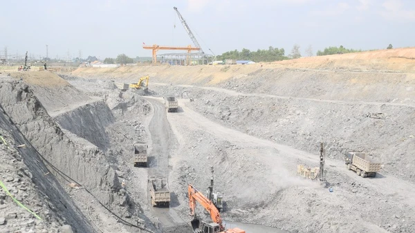 Ngay sau kỳ nghỉ Tết, công trường Thủy điện Trị An mở rộng nhanh chóng vào nhịp thi công sôi động, thể hiện khí thế lao động quyết tâm hoàn thành dự án đúng tiến độ. 