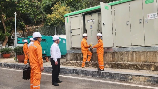 Kiểm tra tình hình bảo đảm cấp điện khu vực bầu cử tại tỉnh Sơn La.