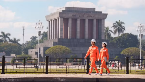 Rà soát hành lang lưới điện tại Quảng trường Ba Đình.