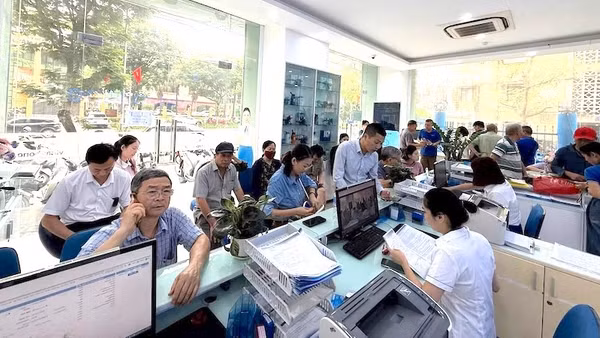 Khách hàng đến xác thực thông tin thuê bao di động tại điểm giao dịch của VNPT Hà Nội.