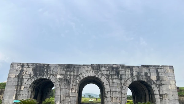 Cổng phía nam Thành nhà Hồ.