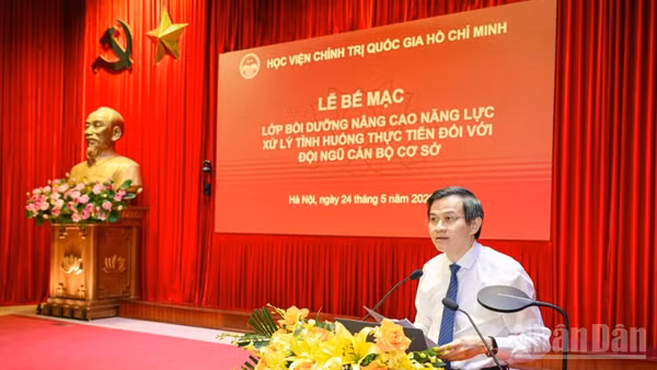 Đồng chí Đoàn Minh Huấn, Ủy viên Bộ Chính trị, Giám đốc Học viện Chính trị quốc gia Hồ Chí Minh phát biểu bế mạc lớp bồi dưỡng. (Ảnh: BẢO LONG)