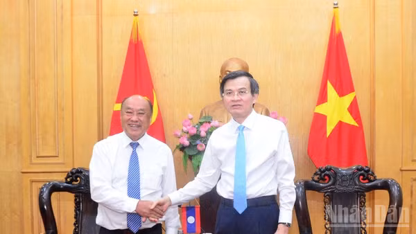Đồng chí Đoàn Minh Huấn, Ủy viên Bộ Chính trị, Giám đốc Học viện Chính trị quốc gia Hồ Chí Minh tiếp đồng chí Leeber Leebouapao, Ủy viên Ban Chấp hành Trung ương Đảng Nhân dân Cách mạng Lào, Bí thư Đảng ủy, Chủ tịch Viện Khoa học kinh tế và xã hội quốc gia Lào. (Ảnh: PHẠM CƯỜNG)