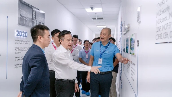 Đoàn công tác Thành ủy Thành phố Hồ Chí Minh tham quan CMC Data Center Tân Thuận.