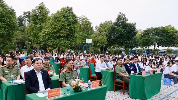 Các đại biểu trong buổi lễ ra mắt mô hình.