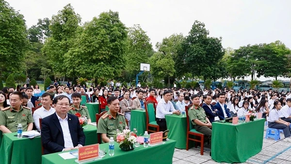 Các đại biểu trong buổi lễ ra mắt mô hình.