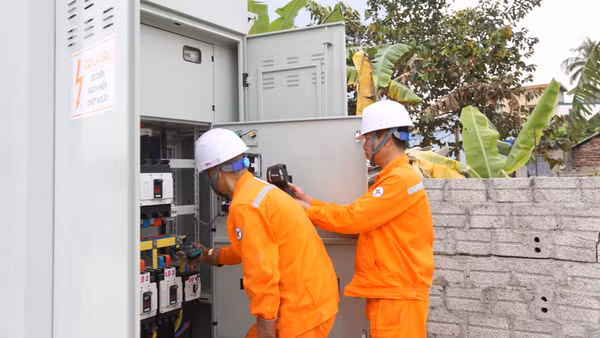 Cán bộ công nhân viên thực hiện kiểm tra, bảo đảm lưới điện vận hành ổn định. (Ảnh: LÊ CHI)