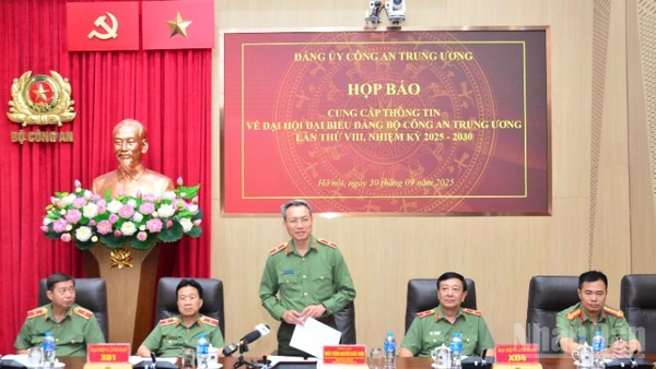 Thiếu tướng Nguyễn Quốc Toản, Chánh Văn phòng Đảng ủy Công an Trung ương, Chánh Văn phòng Bộ, Người phát ngôn Bộ Công an thông tin tại buổi họp báo. (Ảnh: PHẠM CƯỜNG)
