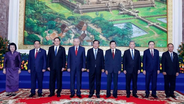 Tổng Bí thư Tô Lâm; Chủ tịch Đảng Nhân dân Campuchia Samdech Techo Hun Sen; Tổng Bí thư, Chủ tịch nước Lào Thongloun Sisoulith cùng lãnh đạo chủ chốt 3 Đảng tại Cuộc gặp. (Ảnh: Thống Nhất-TTXVN)