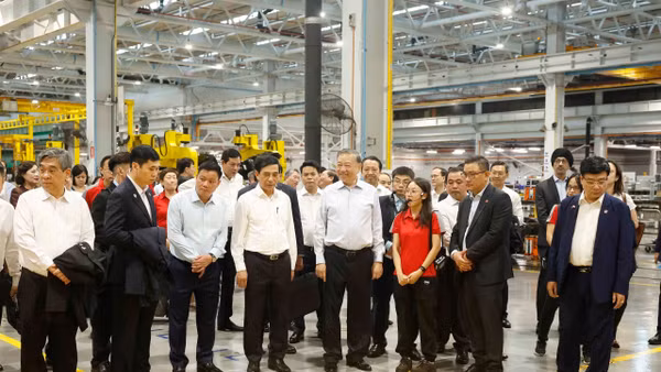 Tổng Bí thư, Chủ tịch nước Tô Lâm thăm Trung tâm Thử nghiệm Đường sắt Singapore. (Ảnh: TTXVN)