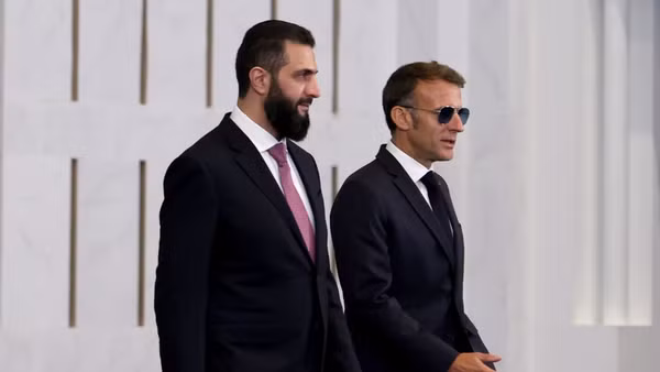 Tổng thống Pháp Emmanuel Macron (bên phải) và Tổng thống lâm thời Syria Ahmed al-Sharaa trước cuộc gặp tại Cung điện Nhân Dân ở Syria. (Ảnh: TÂN HOA XÃ)