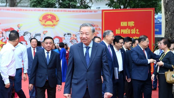 Tổng Bí thư Tô Lâm và Thường trực Ban Bí thư Trần Cẩm Tú tại khu vực bỏ phiếu số 2, phường Ba Đình, thành phố Hà Nội. (Ảnh: ĐĂNG KHOA)