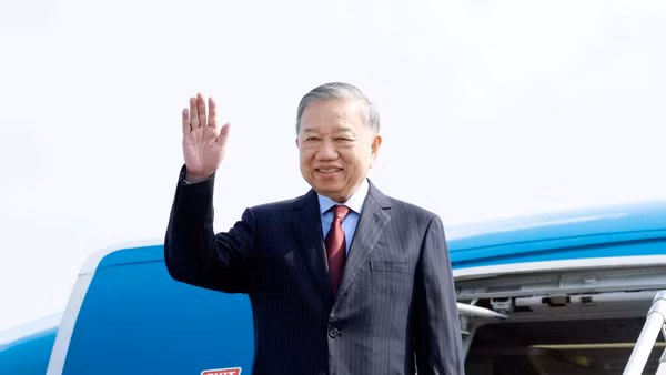 Sáng 5/5/2026, Tổng Bí thư, Chủ tịch nước Tô Lâm cùng Đoàn đại biểu cấp cao Việt Nam rời Hà Nội, lên đường thăm cấp Nhà nước tới Cộng hòa Ấn Độ từ ngày 5 đến ngày 7/5/2026, theo lời mời của Thủ tướng Ấn Độ Narendra Modi. Ảnh: Thống Nhất - TTXVN