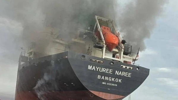 Tàu chở hàng Mayuree Naree treo cờ Thái Lan bị tấn công và bốc cháy tại eo biển Hormuz ngày 11/3/2026. (Ảnh: THX/TTXVN).