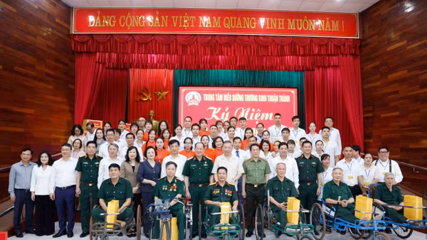Tổng Bí thư, Chủ tịch nước Tô Lâm và đại biểu với các cán bộ và thương binh, bệnh binh tại Trung tâm Điều dưỡng thương binh Thuận Thành. (Ảnh: Thống Nhất/TTXVN)