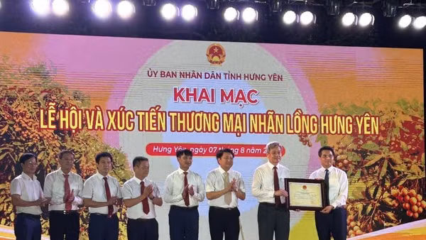 Lãnh đạo tỉnh Hưng Yên trao Chứng nhận “Tri thức trồng và chế biến nhãn lồng Hưng Yên” đưa vào danh mục Di sản quốc gia về văn hóa phi vật thể cho các xã, phường: Hồng Châu, Tân Hưng, Sơn Nam, Tiên Lữ, Khoái Châu, Triệu Việt Vương. (Ảnh: Phạm Hà)