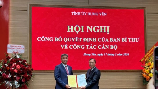 Đồng chí Hoàng Trung Dũng, Ủy viên Trung ương Đảng, Phó Trưởng ban Thường trực Ban Tổ chức Trung ương trao quyết định cho đồng chí Nguyễn Mạnh Quyền, Phó Bí thư Tỉnh ủy Hưng Yên nhiệm kỳ 2025-2030.