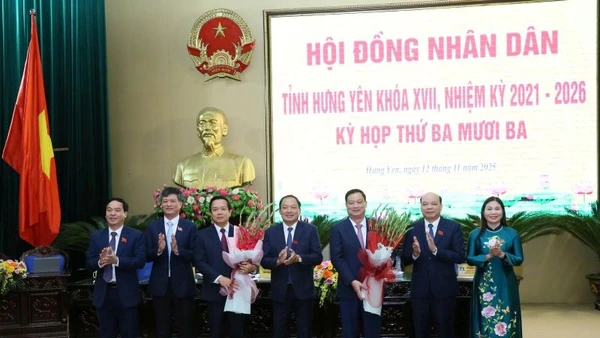 Lãnh đạo Hội đồng nhân dân tỉnh Hưng Yên tặng hoa chúc mừng Phó Bí thư Tỉnh ủy Hưng Yên Phạm Quang Ngọc giữ chức vụ Chủ tịch Ủy ban nhân dân tỉnh Hưng Yên nhiệm kỳ 2021-2026.