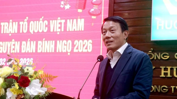 Đại tướng Lương Tam Quang, Ủy viên Bộ Chính trị, Bộ trưởng Công an phát biểu, trao quà cho hộ nghèo, hộ cận nghèo, người có hoàn cảnh khó khăn, cán bộ, người lao động trên địa bàn tỉnh Hưng Yên.