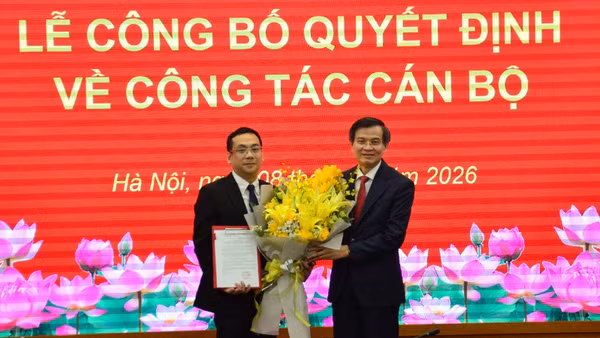 Phó Giáo sư, Tiến sĩ Đoàn Minh Huấn, Ủy viên Bộ Chính trị, Giám đốc Học viện Chính trị quốc gia Hồ Chí Minh trao quyết định bổ nhiệm Giáo sư, Tiến sĩ Nguyễn Quốc Sửu, Phó Giám đốc Học viện Hành chính và Quản trị công (Học viện Chính trị quốc gia Hồ Chí Minh) giữ chức danh trợ lý của đồng chí Đoàn Minh Huấn, Ủy viên Bộ Chính trị, Giám đốc Học viện Chính trị quốc gia Hồ Chí Minh. (Ảnh: PHẠM CƯỜNG)