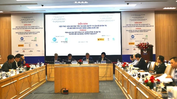 Toàn cảnh diễn đàn.