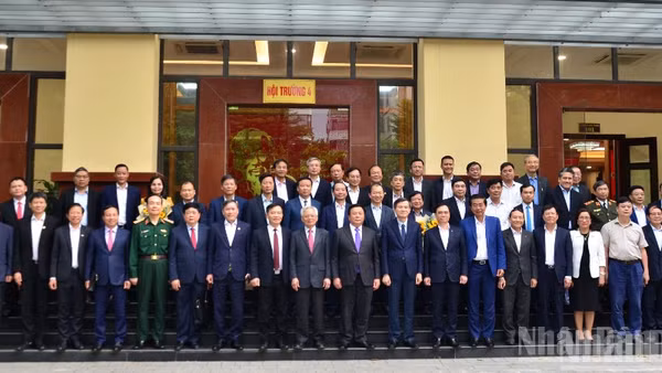 Các đại biểu chụp ảnh lưu niệm. (Ảnh: PHẠM CƯỜNG)