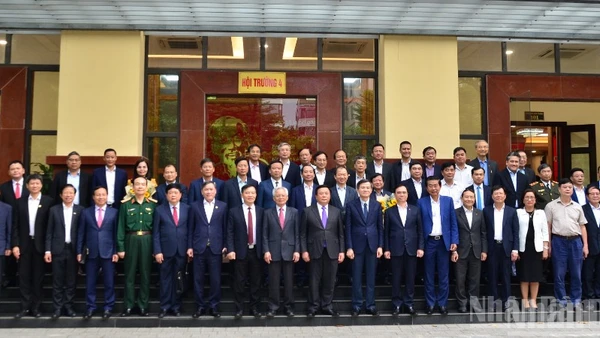 Các đại biểu chụp ảnh lưu niệm. (Ảnh: PHẠM CƯỜNG)