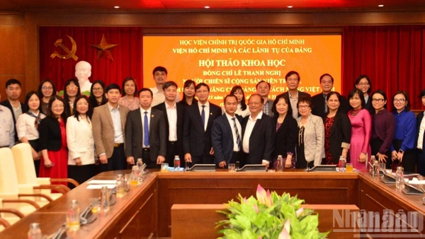 Các đại biểu chụp ảnh lưu niệm tại hội thảo. (Ảnh: PHẠM CƯỜNG)