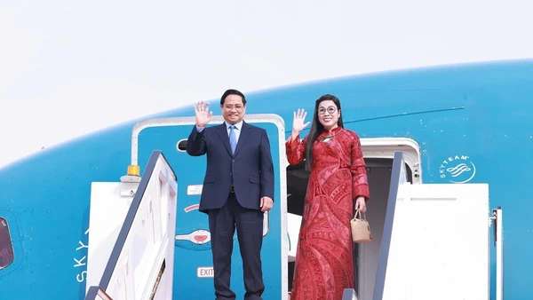 Thủ tướng Phạm Minh Chính và Phu nhân bắt đầu chuyến thăm chính thức Nhà nước Kuwait. (Ảnh: TTXVN)