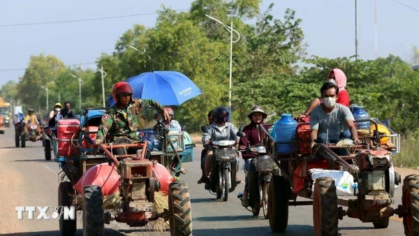 Người dân Campuchia sơ tán tới khu vực an toàn ở tỉnh Siem Reap khi xung đột biên giới tái diễn giữa nước này và Thái Lan, ngày 9/12/2025. (Nguồn: THX/TTXVN)