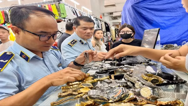 Lực lượng Quản lý thị trường triển khai kiểm tra hàng hóa trong đợt cao điểm đấu tranh ngăn chặn, đẩy lùi tình trạng buôn lậu, gian lận thương mại, hàng giả, xâm phạm quyền sở hữu trí tuệ. (Ảnh: Nhân Dân)