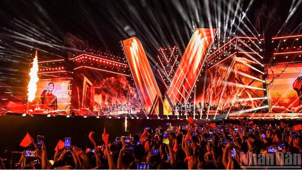 Concert quốc gia “Tổ quốc trong tim” là chương trình nghệ thuật đặc biệt do Báo Nhân Dân, Ủy ban nhân dân thành phố Hà Nội phối hợp tổ chức tháng 8/2025. Tại chương trình, khán giả đã có dịp cùng hòa giọng, cùng tự hào và cùng sống lại những giá trị đã làm nên sức mạnh Việt Nam.