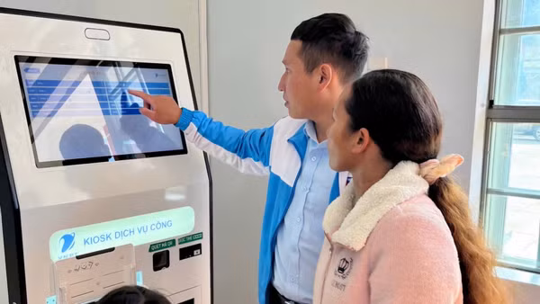 Đoàn viên, thanh niên xã Lạc Dương, tỉnh Lâm Đồng hỗ trợ người dân lấy số tại kiot dịch vụ công trực tuyến. (Ảnh: Báo Lâm Đồng)